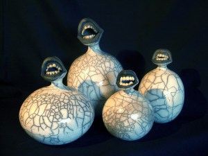 Paperclay mit Porzellanzähnen Raku 25cm